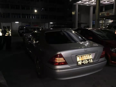 想玩“灯下黑”？梅城一男子将套牌车停在交警大队门口，结果...