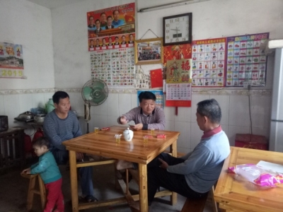 这位村支书走了，2000多名村民自发地前来为他送行！