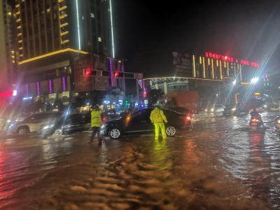 大雨中的温情！五华交警蹚水解救被困群众