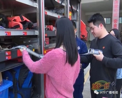 来看！消防指战员和团市委青年，开展学雷锋共建活动