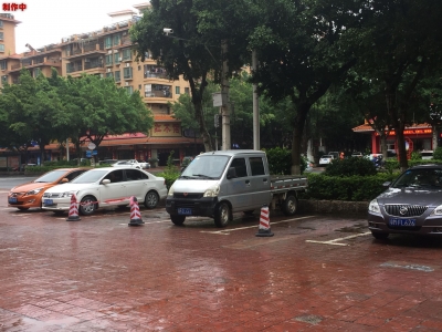 各种工具齐上阵！梅县这里的公共停车位竟成了“私人订制”？