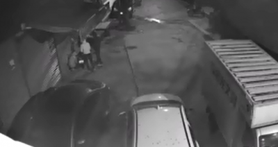 监控曝光！梅城一小区深夜惊现三名“油耗子” 