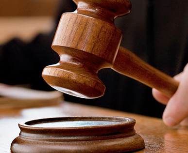 何苦呢？五华一对亲兄弟因琐事挥“锄”相向，结果…