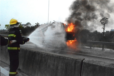 挖掘机走着走着就“冒火”？五华消防队火速出招“降火”