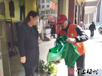 植树节，大埔林业局干部职工穿上“红马甲”走上了街头，只为...