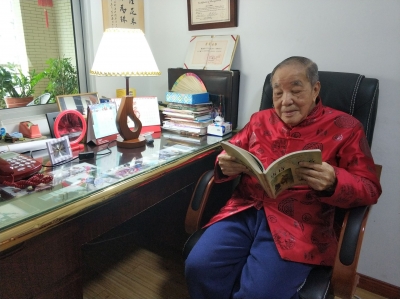 离开故乡漂泊60年，百岁美籍华人回到梅江边定居...