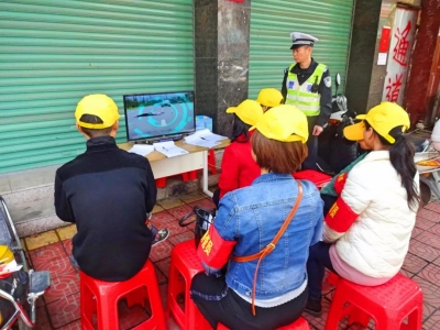 骑摩托不戴安全帽？交警蜀黍喊你当街观看警示片