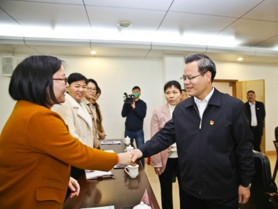 曾永祥走访慰问县妇联干部职工：巾帼当自强 撑起半边天