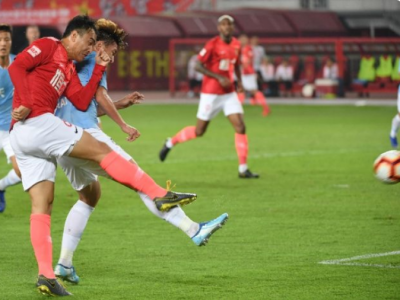 中超联赛首轮打响 上港恒大“开门红”