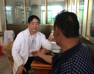 “有钱没钱都要先给患者看病” 退伍军医钟汉清服务乡村35载