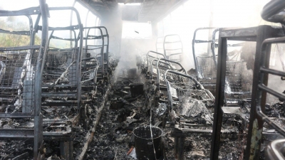 惊险！载有16名乘客的大客车行驶途中突然起火，梅州消防紧急出动