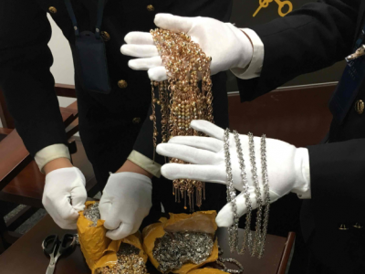 这些东西进出境时谨慎带！广州白云机场3名旅客违规携带黄金制品40公斤