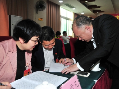 政协委员热议市政府工作报告 为梅州发展献计献策