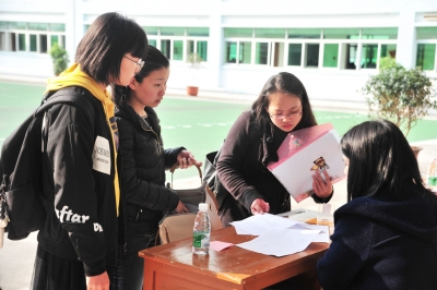 薪资给力！350多名应聘者到东中梅县新城分校竞聘教师