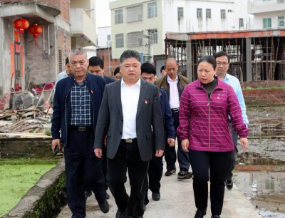 吴晖到水寨镇澄湖村开展回乡联村工作督导美丽乡村建设