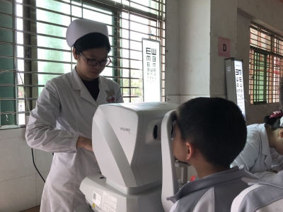 咦？我市眼科专家今日“组团”进校园，是为了...