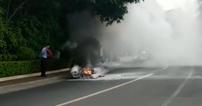 惊险！梅城一摩托车行驶中自燃，瞬间变成废铁