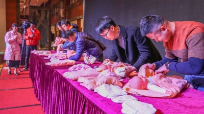 来看爸爸为宝宝换尿布！市妇幼在梅城举办准父母培训
