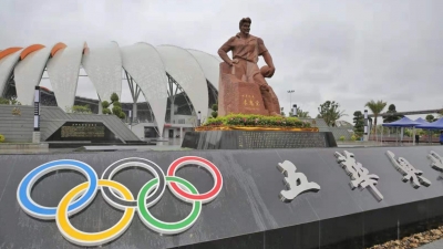 今天上午！世界球王李惠堂雕像在五华奥体中心揭幕