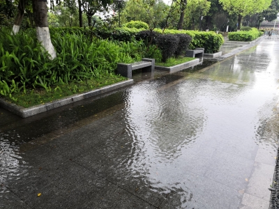 逢雨便有“小水沟”...梅城归读公园人行道积水难排