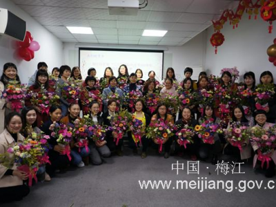 梅江区妇联举办“我们的节日”插花艺术比赛