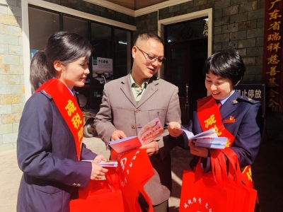 今年“两会”有啥好政策？梅州税务“组团”进社区宣传