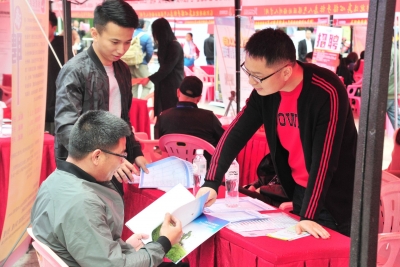 企业抛出万元月薪求人才！梅江区这场招聘会人气爆满