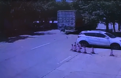 给低头族敲响警钟！丰顺一小伙疑走路玩手机被撞身亡...