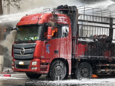 突发！一大货车在丰顺汤坑行驶中自燃，现场浓烟滚滚