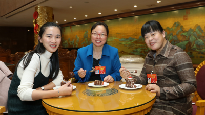 今天，全国两会梅州融媒体报道组女记者采访女代表并一同过节