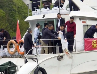 增殖放流、守护一湾碧水，蕉岭在行动