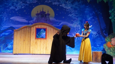 大型互动音乐人偶剧《白雪公主》在梅演出