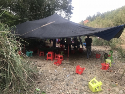 十分敢！丰顺20名男女躲深山老林干这事，被警方一锅端