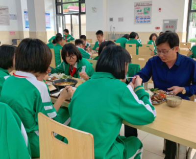 来看，梅州学校落实“陪餐制”！部分学校共进三餐