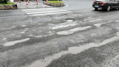 坑洼、积水、碎石...梅城这段坑洼路，何时才能被“美颜”？