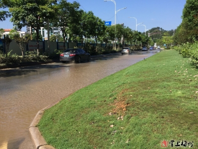 梅城这条路积水长达百余米，市民过路如“过河”