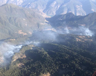 四川凉山州三地发生森林火灾，扑救工作正在进行中