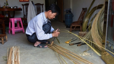 子承父业“重操旧艺”！他们将竹子“绕”成指尖上的技艺