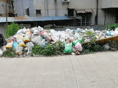 曝光！梅城江北这段路有点“辣眼睛”...