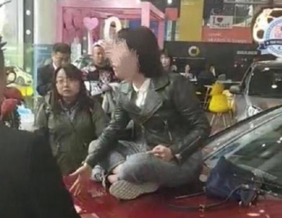 奔驰维权女车主被指涉千万元诈骗案，家属：谣言，已委托律师