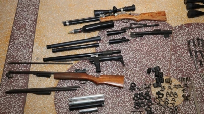 这个梅县人家里藏着枪支，还私造弹药！胆真肥