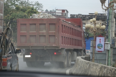 未遮盖、号牌不清…大货车你闹哪样？坐标：大埔高陂罗基村