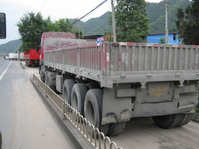 梅县这条路大货车占用国道乱停放，谁来管管？