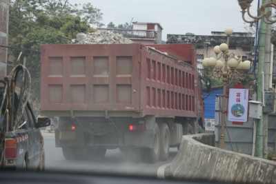 大货车出没大埔这条路，还“制造”了“天女散花”...