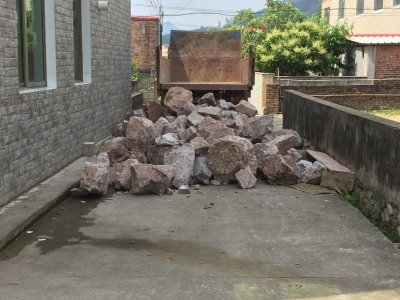 什么仇什么怨？平远这条村道为啥老是被堵…