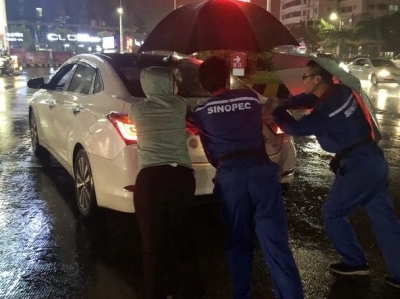 你推车的样子真帅！梅城一小车雨中抛锚，还好他们出现了…