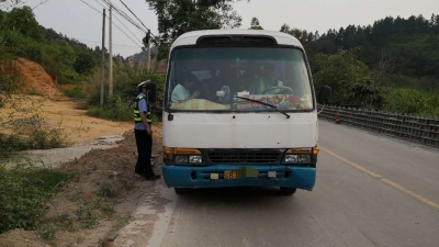 报废中巴还载22人上路，熄火靠一根铁线！惊出一身冷汗