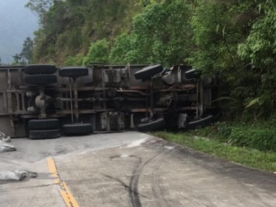 满载水泥货车在下坡路段侧翻，司机不幸身亡！事发丰顺八乡山