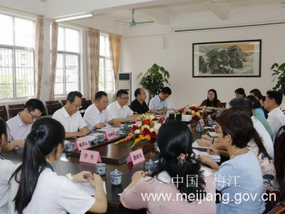 朱国城率队调研学校思想政治课建设工作