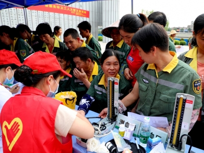 比心！五华举行服务环卫工人义诊活动